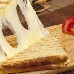 Yarım Kaşarlı Tost