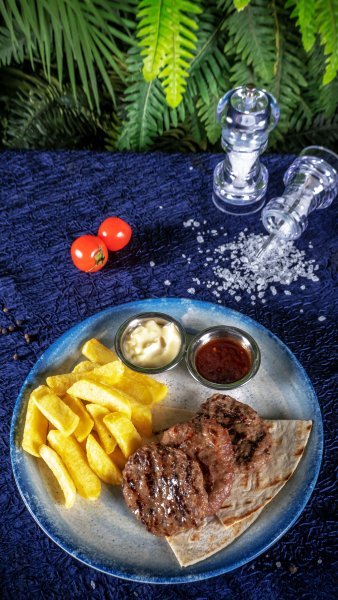 Köfte Patates Menü